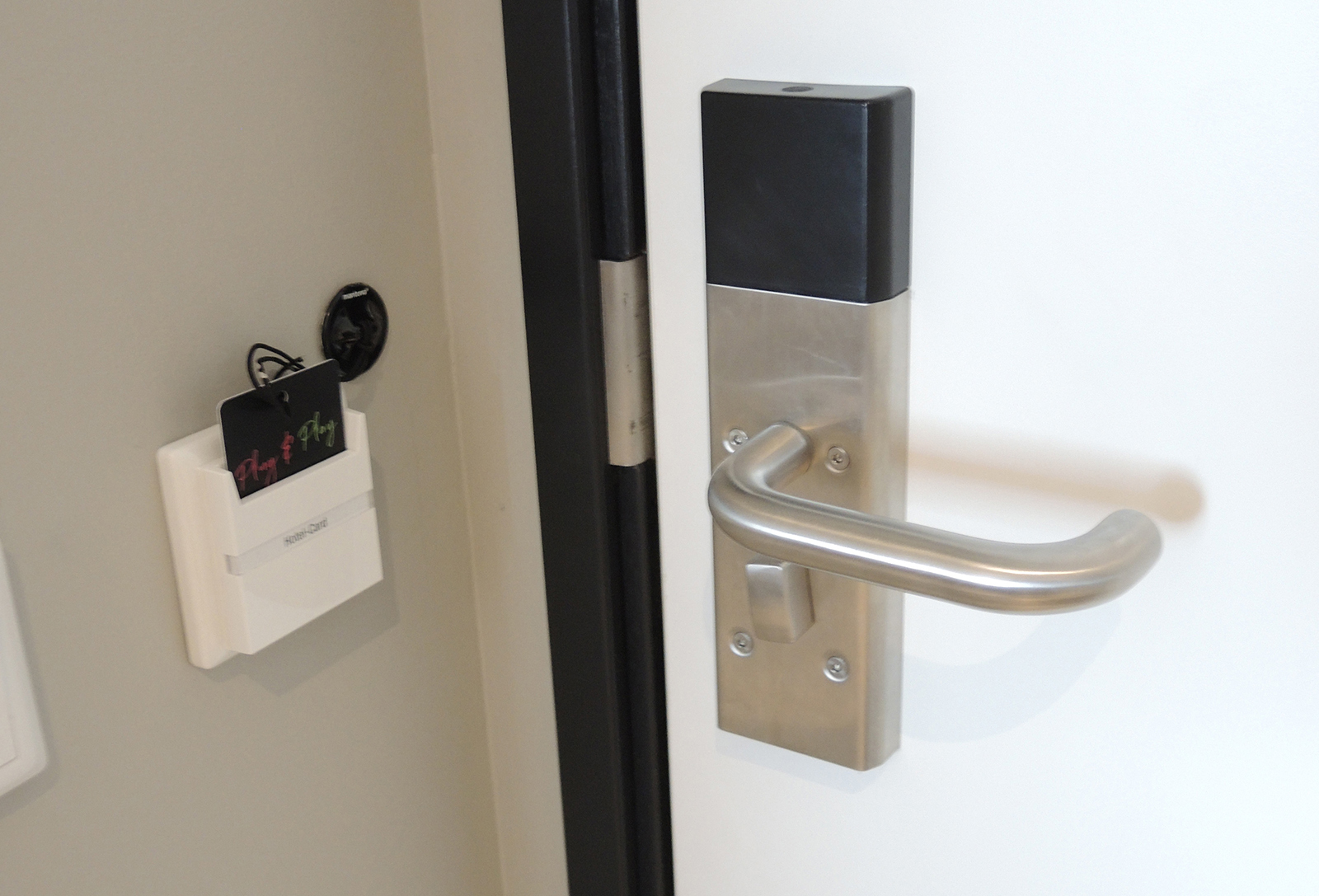 Binnenzijde kamerdeur waarbij de gepersonaliseerde keycard ook dient voor geprogrammeerde diensten in deze kamer of ruimte.