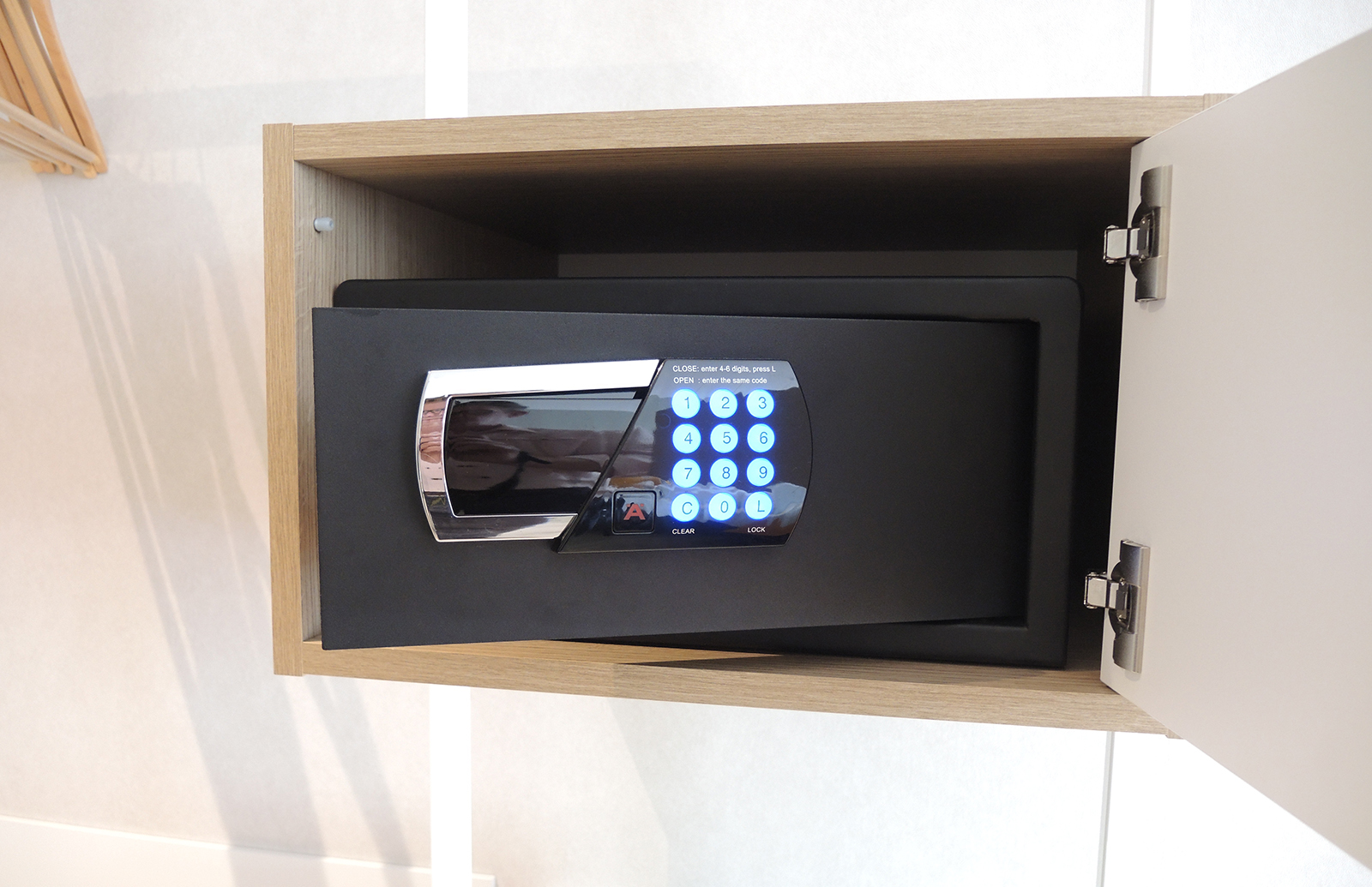 Mini-safe voorzien van een elektronisch cijferslot met geheugen en LED display.