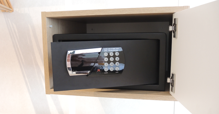 Mini-safe voorzien van een elektronisch cijferslot met geheugen en led-display.