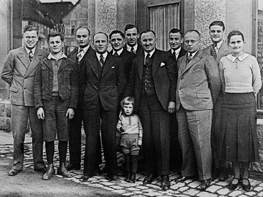 Adolf Häfele en werknemers voor de Häfele winkel in Nagold